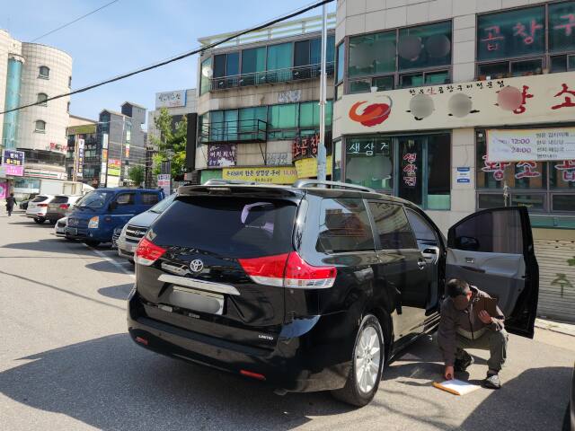 23일 오전 인천 연수구 옥련동 송도꽃게거리 노면주차장에 판매용 중고차들이 줄지어 서 있다. 중고차 판매 업체 직원들이 중고차 사진을 찍거나 영업을 하는 모습도 보인다. 황남건기자