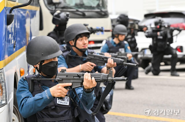 23일 오후 평택시 한 국가기반시설에서 육군 제51사단 군사경찰대원와 평택경찰서 대원들이 폭파 테러를 대비한 지상협동훈련을 하고 있다. 윤원규기자