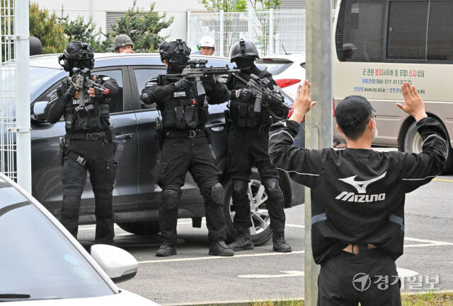 23일 오후 평택시 한 국가기반시설에서 육군 제51사단 군사경찰대원들이 폭파 테러를 대비한 지상협동훈련을 하고 있다. 윤원규기자