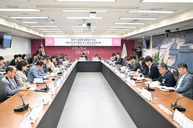 양주시는 23일 오전 상황실에서 강수현 양주시장, 윤창철 시의회의장, 이흥규 양주도시공사 사장 등이 참석한 가운데 양주시 공동형 종합장사시설 기본구상 및 타당성 조사 용역 중간 보고회를 개최했다. 양주시 제공