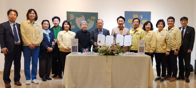 김동근 시장(오른쪽 여섯번째)과 김동호 이사장(오른쪽 일곱번째)을 비롯한 의정부시의원, 미술관 관계자들이 협약식을 마친 뒤 기념촬영하고 있다. 김창학기자