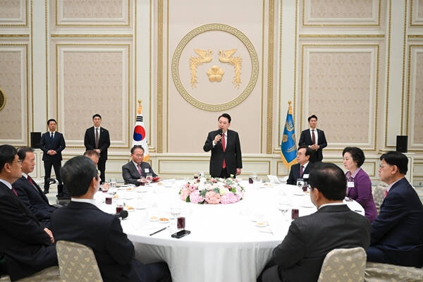 윤석열 대통령이 24일 오후 청와대 영빈관에서 열린 '국민의힘 국회의원 오찬'에서 발언하고 있다. 이날 오찬은 22대 국회의원 선거 불출마·낙천·낙선자를 격려하기 위해 마련됐다. 연합뉴스