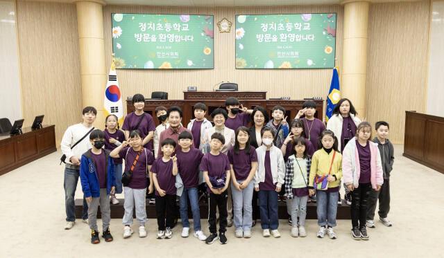안산시의회 의원들이 24일 시의회 견학온 정지초 학생 및 교사와 기념촬영을 하고 있다. 안산시의회 제공
