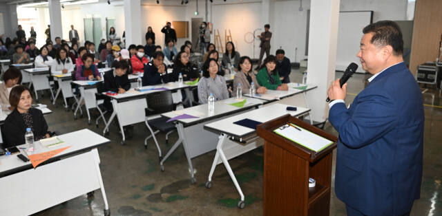 이동시장실에선 ‘성매매 집결지 폐쇄, 시민 여러분의 힘이 필요합니다’는 김경일 시장의 호소문이 배포됐다. 김 시장은 “성매매 집결지 폐쇄와 관련해 사실과 다른 억측과 오해, 음해와 루머 등이 조장되고 있다”며 “의도적인 오해와 루머를 바로잡는 ‘사실’과 성매매 집결지가 반드시 폐쇄돼야 하는 이유가 담긴 ‘진심’을 기억해 주시기 바란다”고 말했다.