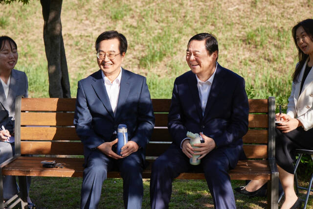김동연 경기도지사가 24일 오후 수원특례시 팔달구 도담소에서 하오펑 중국 랴오닝성 당서기와 만나 ‘교류협력 심화’에 합의하고 양 도시 간 협력 관계 강화를 약속했다. 경기도 제공