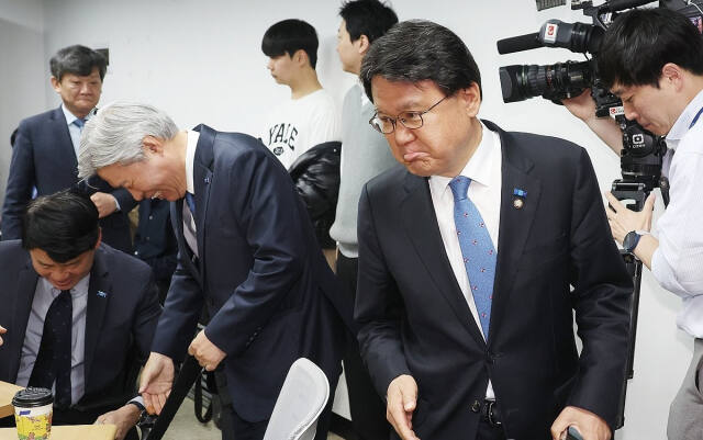 25일 조국혁신당 여의도 당사에서 열린 당선인 총회에 황운하 당선인이 입장하고 있다. 이날 총회에서 황 당선인이 원내대표로 선출됐다. 연합뉴스