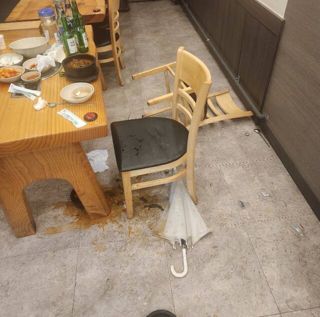 식당을 찾은 한 손님이 술에 취해 난동을 부려 있던 자리가 엉망이 된 모습. ‘아프니까 사장이다’ 캡처