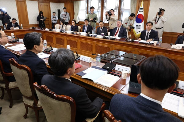 의료개혁을 논의하는 사회적 협의체인 대통령 직속 의료 개혁 특별위원회 위원장인 노연홍 한국제약바이오협회장이 25일 오전 서울 종로구 정부서울청사에서 열린 특위 첫 회의에서 발언하고 있다. 연합뉴스