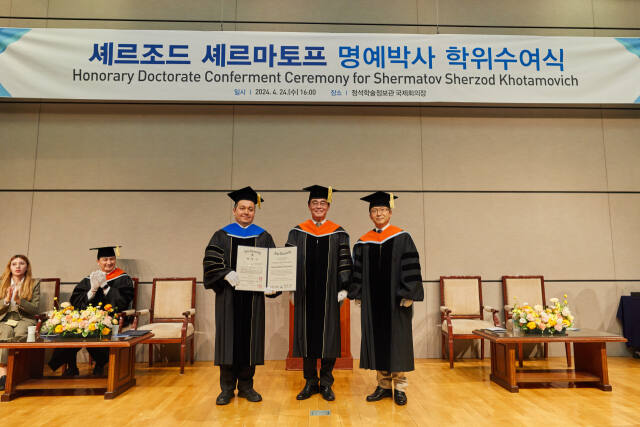 (왼쪽부터)셰르조드 셰르마토프 우즈베키스탄 디지털기술부 장관, 조명우 인하대학교 총장, 강진구 대학원장이 명예박사 학위수여식에서 기념사진을 촬영하고 있다. 인하대 제공