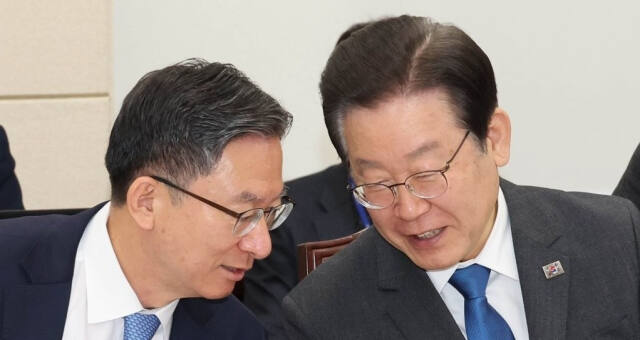 더불어민주당 이재명 대표와 국회의장에 도전하는 정성호 의원(왼쪽). 연합뉴스