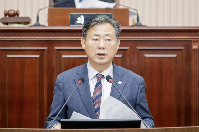 구리시의회 신동화 의원이 최근 제335회 임시회 제1차 본회의 5분 자유발언을 통해 별내선 개통 지연 사태와 관련해 책임규명과 적극적인 대응을 촉구하고 있다.구리시의회 제공