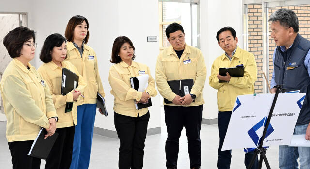 의정부시의회 자치행정위원들이 민락국민체육센터를 방문, 사업 현황을 보고받고 있다. 의정부시의회 제공