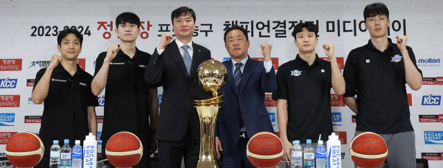 25일 오전 서울 강남구 KBL센터에서 열린 프로농구 챔피언결정전 미디어데이에서 (왼쪽부터) kt 허훈, 문성곤, 송영진 감독과 전창진 KCC감독, 허웅, 송교창이 우승트로피와 함께 파이팅을 외치고 있다.