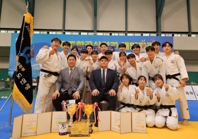2024 춘계 전국남녀대학유도연맹전에서 남자 단체전 첫 우승과 여자 단체전서 준우승한 경기대 선수단이 시상식 후 기념촬영을 하고 있다.경기대 제공