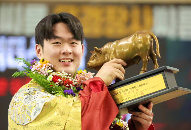 2024 민속씨름 문경장사대회 한라급서 시즌 2관왕에 오른 박민교(용인시청)가 황소트로피를 들고 환하게 웃고 있다.대한씨름협회 제공