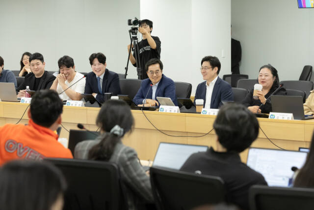 김동연 경기도지사와 오병권 도 행정1부지사가 25일 도청 율곡홀에서 제8차 인구톡톡위원회에 참석해 발언하고 있다. 경기도 제공