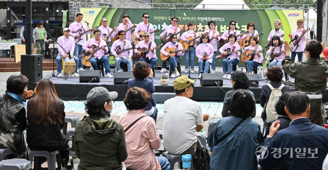 제38회 이천도자기축제가 시작된 25일 오전 이천도자예술마을에서 버스킹 공연이 열리고 있다.