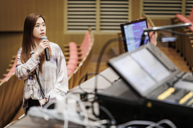 '못 말리는 프랑켄슈타인' 무대 리허설에서 조용경 음악감독이 음량을 점검하고 있다. 조용경 음악감독 제공