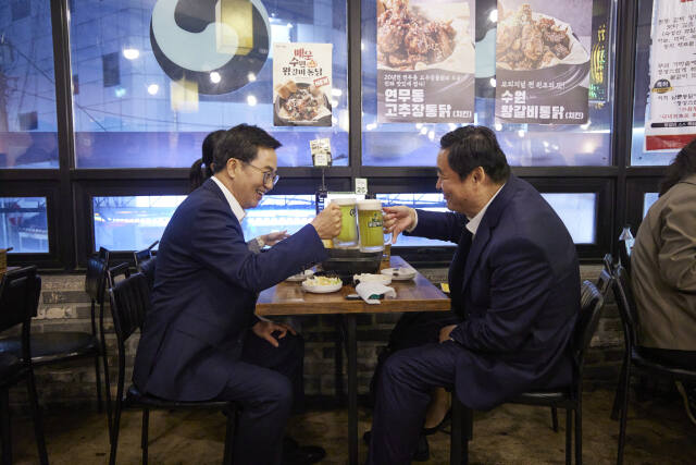김동연 경기도지사가 지난 24일 수원통닭거리의 한 식당에서 하오펑 중국 랴오닝성 당서기와 치맥을 즐기고 있다. 경기도 제공