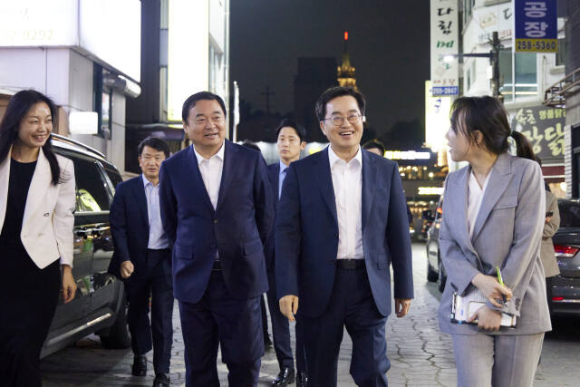 김동연 경기도지사가 지난 24일 수원통닭거리에서 하오펑 중국 랴오닝성 당서기와 대화를 나누고 있다. 경기도 제공
