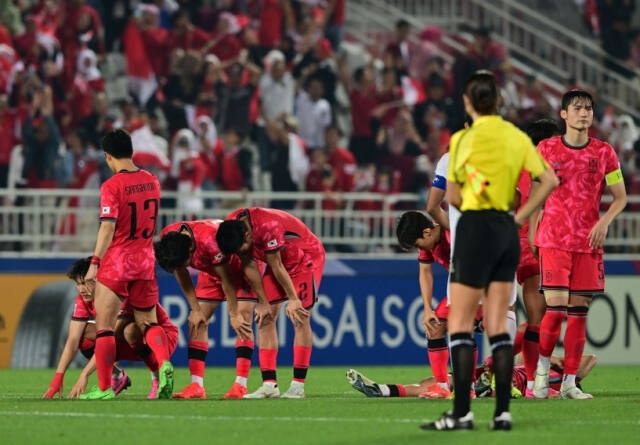 2024 파리올림픽 출전 티켓이 걸린 2024 아시아축구연맹(AFC) 23세 이하(U-23) 아시안컵 8강 인도네시아와의 경기에서 승부차기 끝에 패해 10연속 본선 진출이 좌절된 한국 선수들이 망연자실 하고 있다.연합뉴스