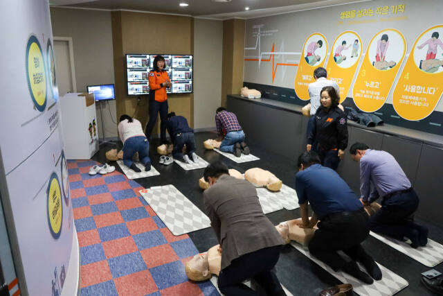 의왕소방서는 안전체험관에서 의료시설 관계자를 대상으로 안전사고 대응능력 향상을 위한 소방안전 체험교육을 진행했다. 의왕소방서 제공