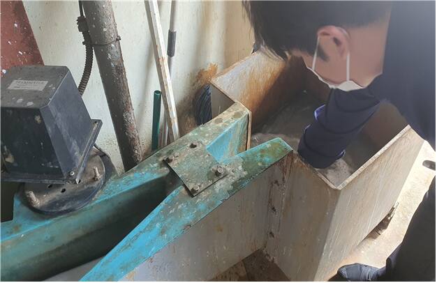 인천시가 최근 남동구 남동국가산업단지에 있는 고농도 폐수배출사업장에 대한 특별점검을 하고 있는 모습. 시 제공
