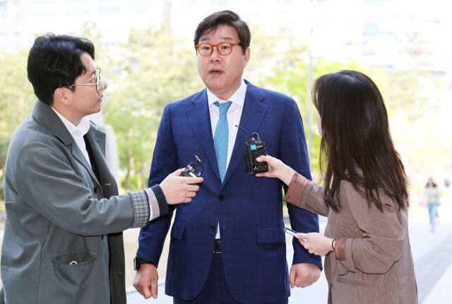 5개 비상장회사 자금 500억원대 횡령 및 800만 달러 대북송금 혐의 등으로 기소된 김성태 쌍방울 그룹 전 회장이 19일 오전 경기도 수원시 영통구 수원지방법원에서 열린 공판에 출석하며 취재진 질문에 답하고 있다. 연합뉴스