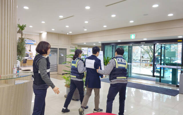 지난 2월 과천시가 실시한 민원실 특이 민원 발생 대비 모의훈련 모습. 과천시 제공