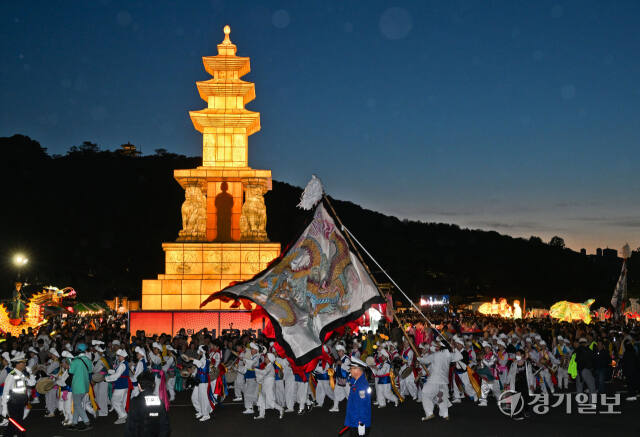 부처님 오신날을 앞두고 2024 수원연등축제가 열린 27일 오후 수원특례시 화성행궁 광장일대에서 불자들과 시민들이 연등을 들고 제등 행렬에 참여하고 있다. 윤원규기자