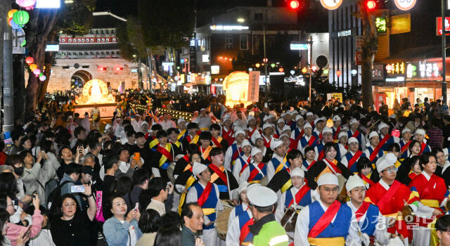 부처님 오신날을 앞두고 2024 수원연등축제가 열린 27일 오후 수원특례시 장안문 일대에서 불자들과 시민들이 연등을 들고 제등 행렬에 참여하고 있다. 윤원규기자
