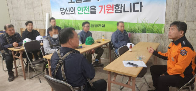 봄철 안전한 건설현장 점검 활동을 직접 지휘하고 있는 최덕호 하남소방서장. 하남소방서 제공