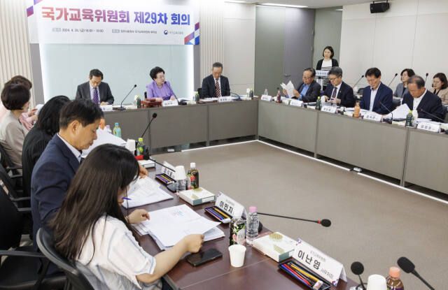 이배용 국가교육위원회 위원장이 26일 오후 서울 종로구 정부서울청사에서 열린 29차 전체 회의에 참석해 인사말을 하고 있다. 연합뉴스