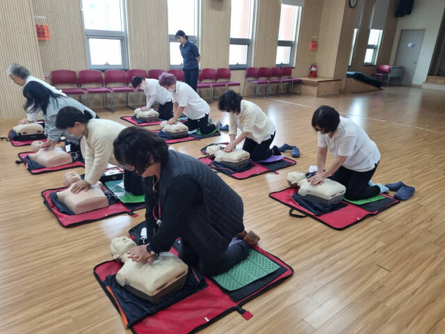 의왕시 청계보건지소 및 청계종합복지센터 소속 직원들이 심폐소생술 교육을 받고 있다. 의왕시 제공