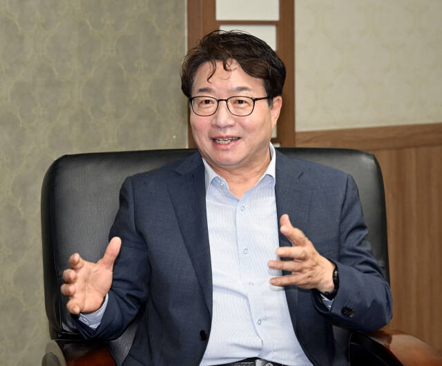 더불어민주당 염태영 수원무 국회의원 당선인이 경기일보 본사를 찾아 인터뷰에 응하고 있다. 김시범기자