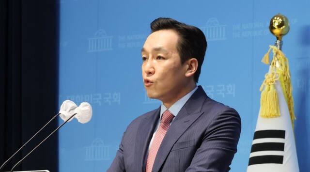 국민의힘 김민수 대변인이 논평을 발표하고 있다. 연합뉴스