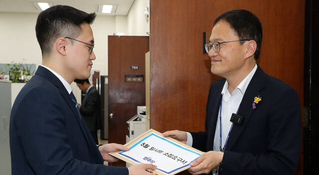 더불어민주당 박주민 의원이 26일 국회 의사과에 5월 임시회 소집요구서를 제출하고 있다. 연합뉴스