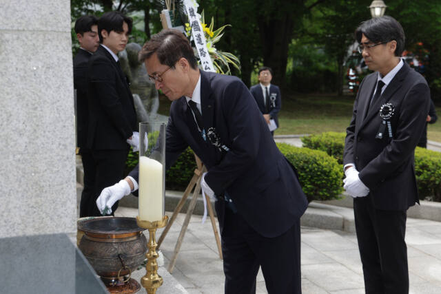 한국도로공사 서울경기본부는 26일 이천쌀휴게소에서 추모식을 갖고 순직 직원들의 넋을 기렸다. 도로공사 제공.