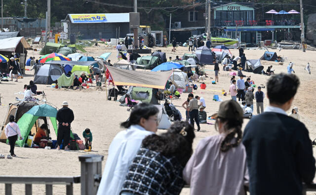 초여름 날씨를 보인 28일 인천 을왕리해수욕장을 찾은 시민들이 바닷바람을 쐬며 더위를 식히고 있다. 조병석기자