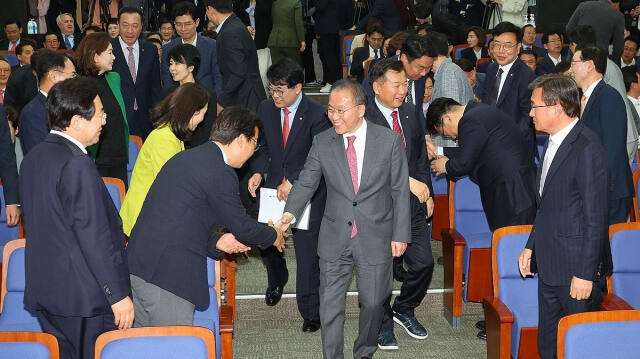국민의힘 윤재옥 당대표 권한대행 겸 원내대표가 22일 오후 국회에서 열린 제22대 국회의원 당선자총회에서 입장하며 인사를 나누고 있다. 연합뉴스