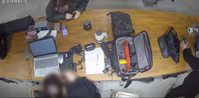 A씨가 서울의 한 카메라 렌탈샵에서 고가의 카메라와 렌즈를 빌리고 있는 폐쇄회로(CC)TV 모습. 인천경찰청 제공
