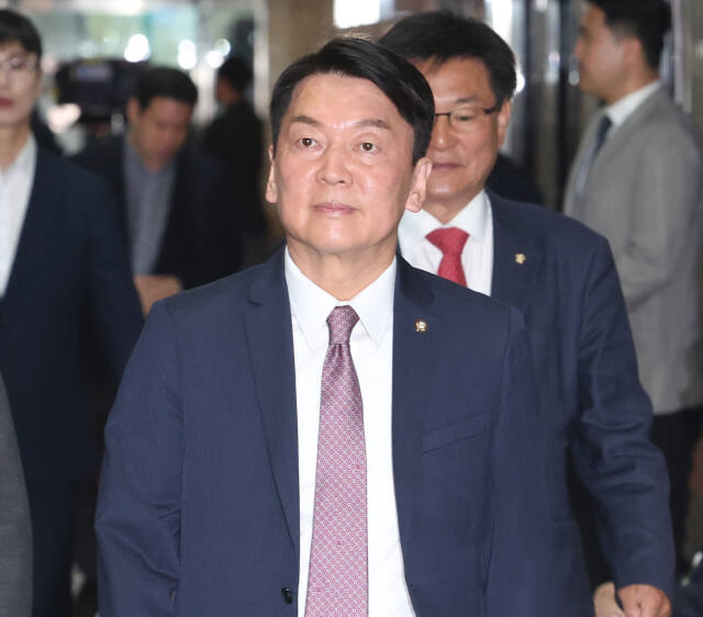 안철수 국민의힘 의원이 15일 국회 원내대표실에서 열린 4선 이상 중진 당선인 간담회에 참석하고 있다. 연합뉴스
