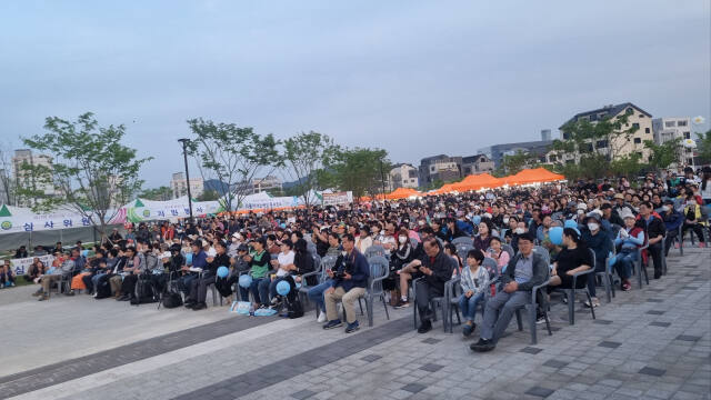 화성사랑회가 창립 24주년을 기념해 지난 28일 회장 이·취임식을 진행하며 ‘제14회 화성사랑 가요제’를 개최했다. 화성사랑회 제공