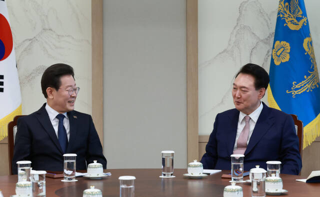 윤석열 대통령과 더불어민주당 이재명 대표가 29일 서울 용산 대통령실 집무실에서 열린 영수회담에서 웃으며 이야기를 나누고 있다. 연합뉴스