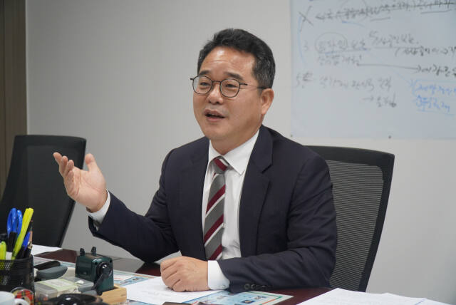 민병덕 더불어민주당 안양동안갑 당선인이 당선 후 인터뷰를 하고 있다. 민병덕 캠프 제공