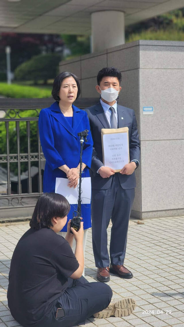 더불어민주당 남영희 전 민주연구원 부원장이 29일 ‘4·10 총선 인천 동·미추홀을 선거무효소송 제기 기자회견’을 진행하는 모습. 남 전 부원장 SNS 발췌