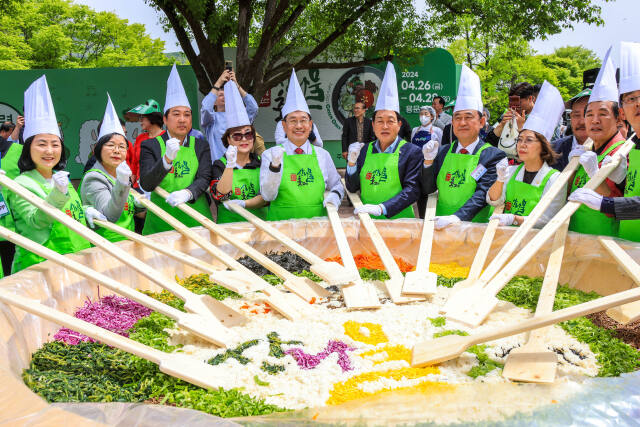 지난 26일 양평군 용문산 관광단지 일원에서 열린 ‘제14회 산나물축제’에서 전진선 군수(왼쪽에서 다섯번째)와 황선호 부의장(왼쪽에서 세번째), 김선교 당선인(왼쪽에서 다섯번째), 이충우 여주시장(오룬쪽 세번째) 등 이 비빔밥 퍼포먼스를 하고 있다 양평군 제공