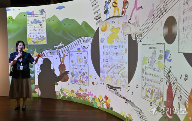 29일 인천 연수구 국립세계문자박물관에서 '파란마음 하얀마음 - 어린이 마음의 빛깔 노래하다' 기획특별전 개막을 앞두고 이정연 학예사가 기자들에게 전시물을 소개하고 있다. 창작동요 100주년을 기념하여 열리는 이번 전시에서는 우리나라 첫 창장동요곡집 '반달' 초판본 등 34점의 자료와 24개국의 동요 105곡을 만날 수 있다. 조병석기자