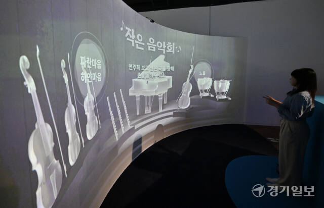 29일 인천 연수구 국립세계문자박물관에서 '파란마음 하얀마음 - 어린이 마음의 빛깔 노래하다' 기획특별전 개막을 앞두고 이정연 학예사가 기자들에게 전시물을 소개하고 있다. 창작동요 100주년을 기념하여 열리는 이번 전시에서는 우리나라 첫 창장동요곡집 '반달' 초판본 등 34점의 자료와 24개국의 동요 105곡을 만날 수 있다. 조병석기자