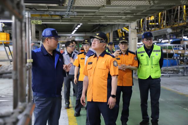 29일 엄준욱 인천소방본부장이 인천 부평구 한국지엠 부평공장을 찾아 화재 안전관리 현장 점검을 하고 있다. 인천소방본부 제공